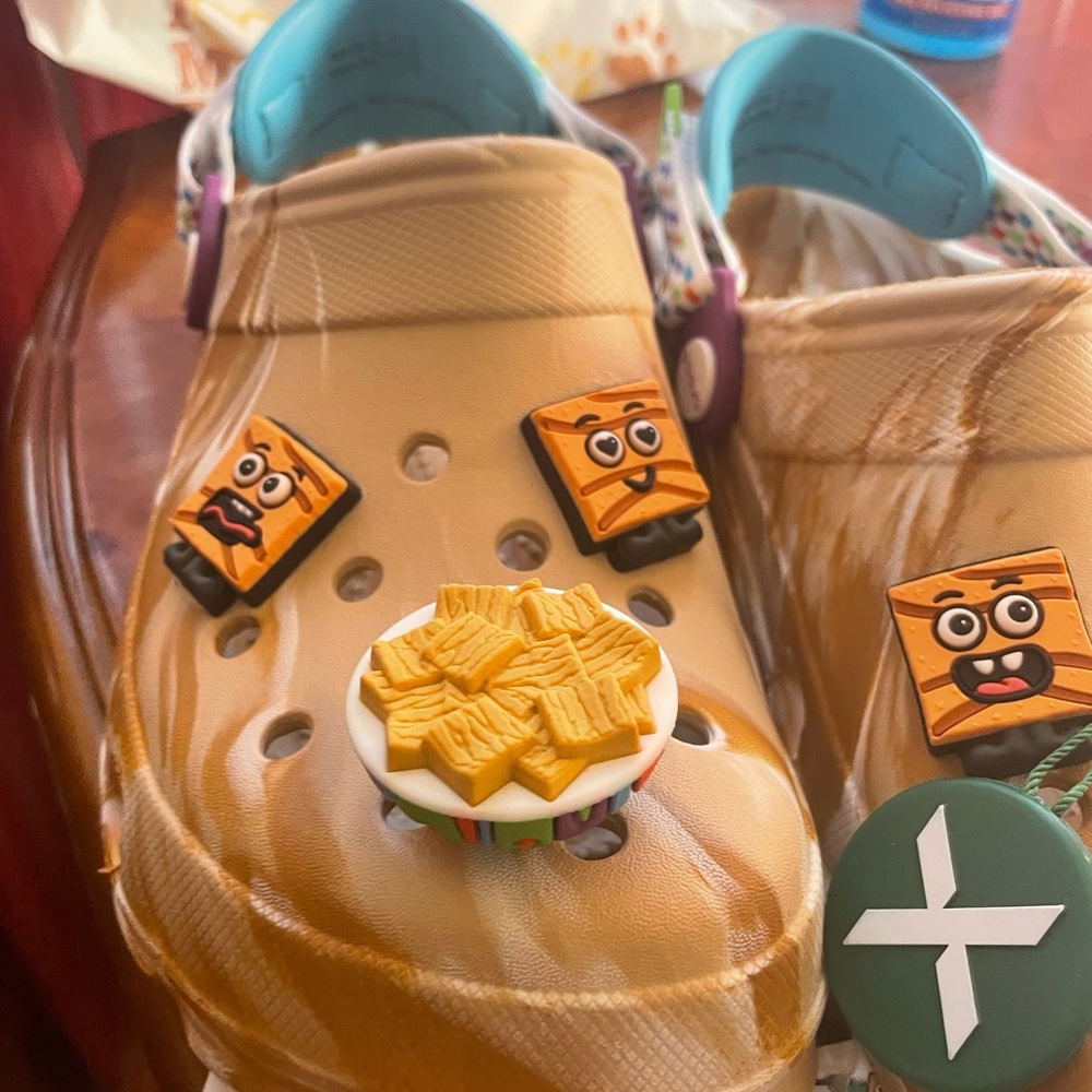 Limited Edition Cinnamon Toast Crunch crocs size J6 got them off stock X